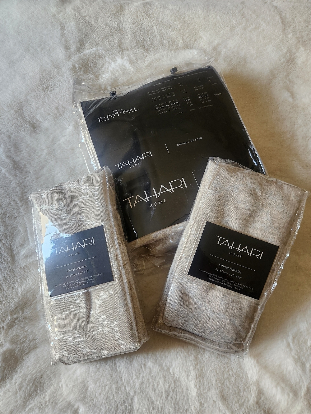 Tahari Tablecloth/Napkin- Set